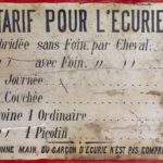 Plaque métallique donnant les tarifs d’une écurie, pour la journée ou la nuit. Dimension 30,2 x 40,4cm