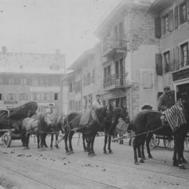 Reproduction photographique du transports d'un tronc de bois à la Place du Marché de Bex