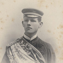 Portrait d'un jeune homme avec mention F. Bernhard et R. Vallecard. Photographie Henri Gross (1870-1932)