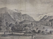 Vue prise depuis le nord donnant sur les quelques maisons d’un hameau, en face du quai de l’Avançon, probablement à la Servannaz. La rivière traverse l’image de gauche à droite. Elle est coupée par un pont. À l’arrière-plan, on reconnaît la tour de Duin et la Dent de Morcles. Dans le coin inférieur gauche, deux femmes font leur lessive dans une fontaine. Au centre, un homme conduit une chèvre.