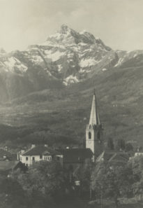 Les fameuses eaux salées de Bex, les Dents-du-Midi et l'église de Saint-Clément