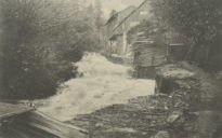 Vue de la scierie Genillard & Cie pendant l’inondation de 1910