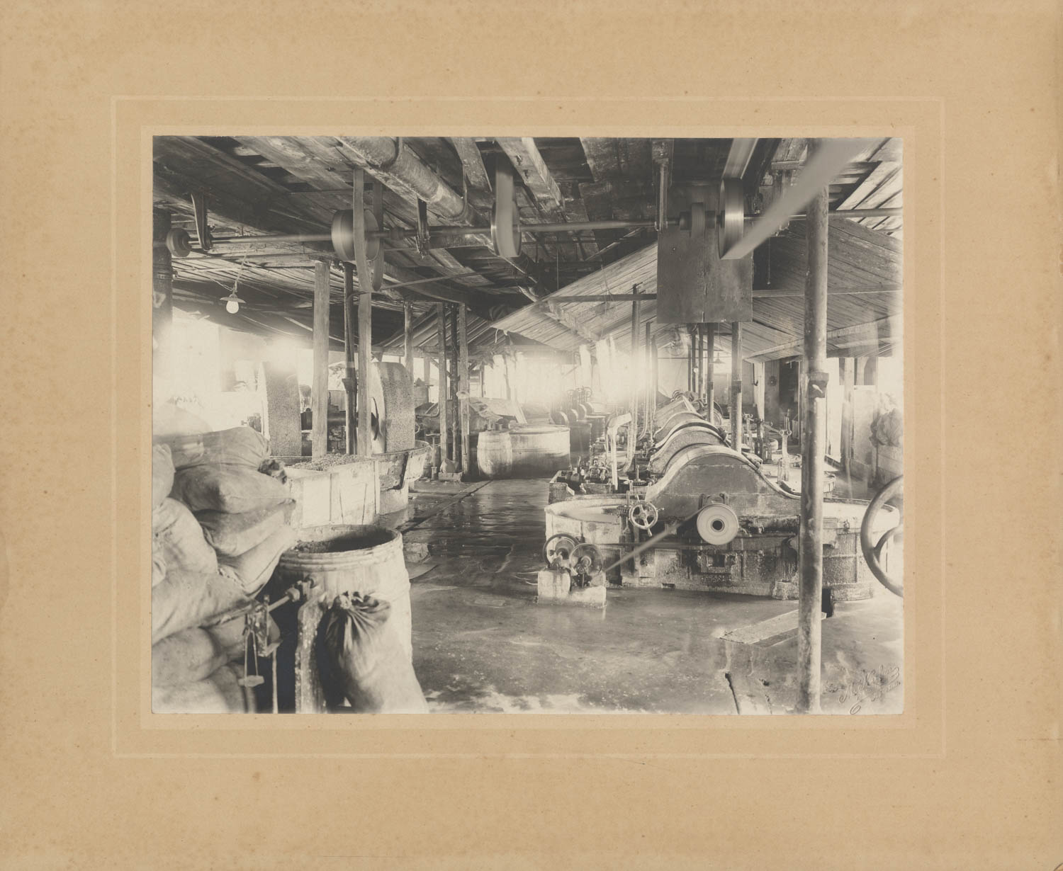 Bex, la papeterie. Les ateliers avec à gauche le broyeur de pâte à papier, vers 1900