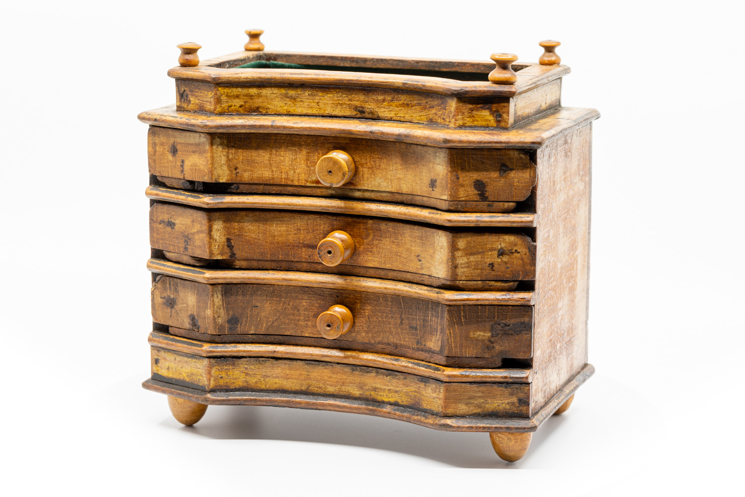 Boîte en bois à trois tiroirs