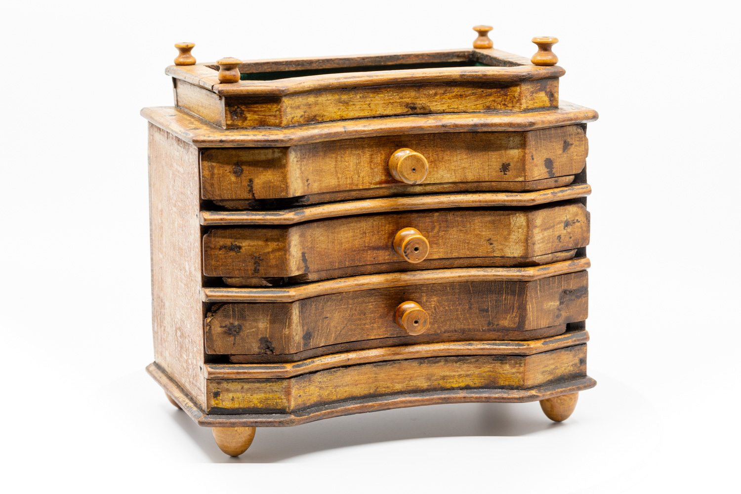 Boîte en bois à trois tiroirs